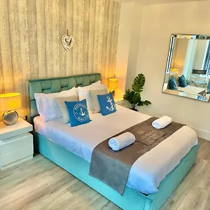  Apartment Coastal Vibes - Stunning With King Size Bed And Free Parking - Location And Close To
