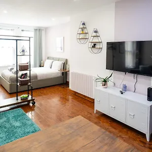  Apartment Reef7 - Modern Flat, 5 Mins From Beach, Centre And International Centre